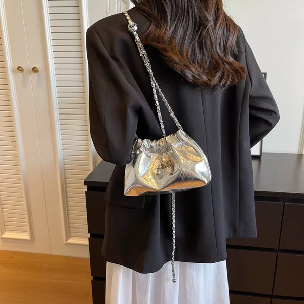 2026 New Women's Niche Luxury Pleated Cloud Bag Chain Crossbody Bag Fashionable Versatile Shoulder Bucket Bag