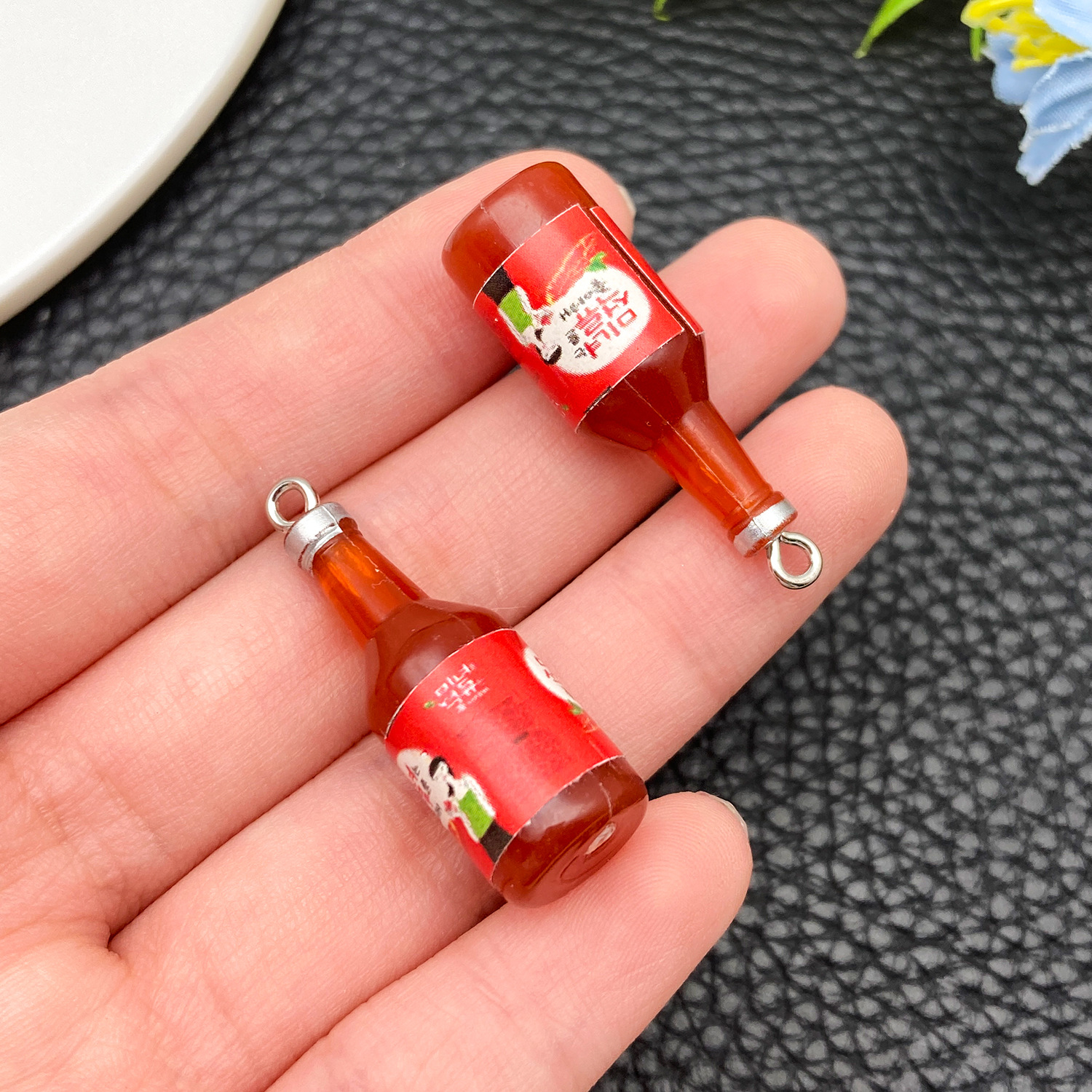 23923-H-红色树脂草莓果蔬汁韩国酒瓶34x11x11m