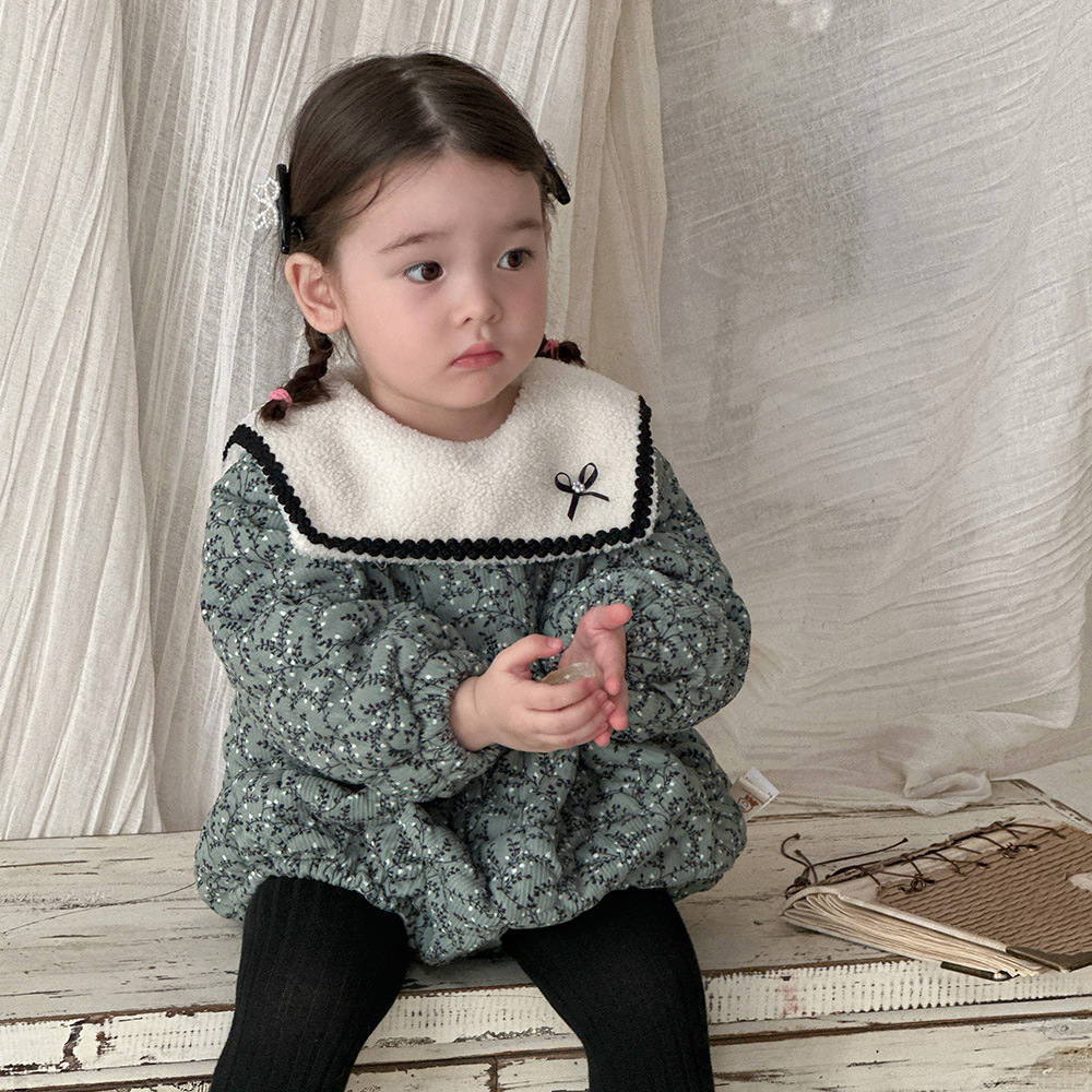 2024 ropa para niños de otoño e invierno ropa para bebés estilo occidental lindo mamelero triangular versión coreana acolchado engrosado abrigo de bebé femenino