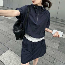 高知穿搭一整套女2026年夏季藏青色假两件连帽上衣半身裙气质套装