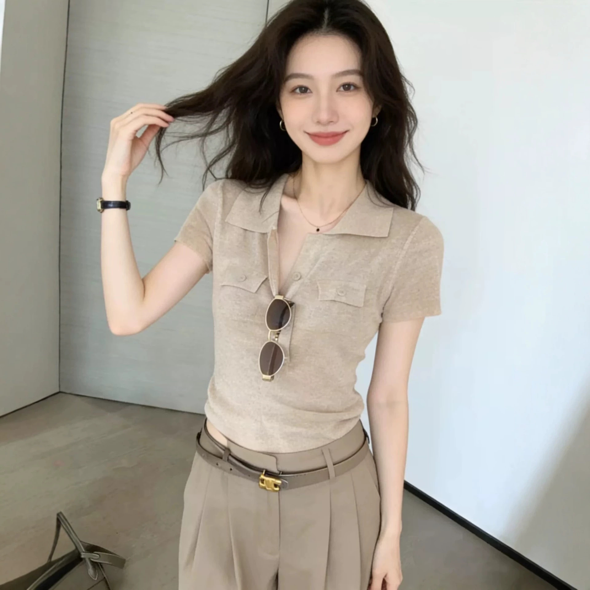 Áo thun polo nữ tay ngắn cổ bẻ phong cách công sở — màu nâu nhạt chi tiết 3