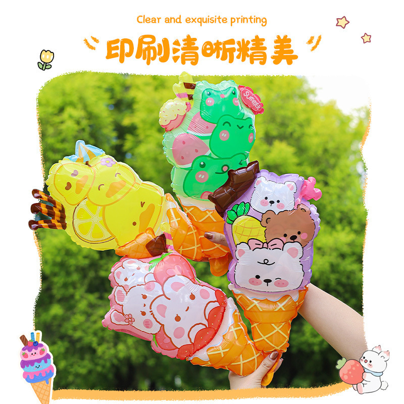 かわいい漫画のアイスクリームの形をした大きな手持ちパーカッションスティック、小さなギフト、子供の誕生日漫画の風船|undefined