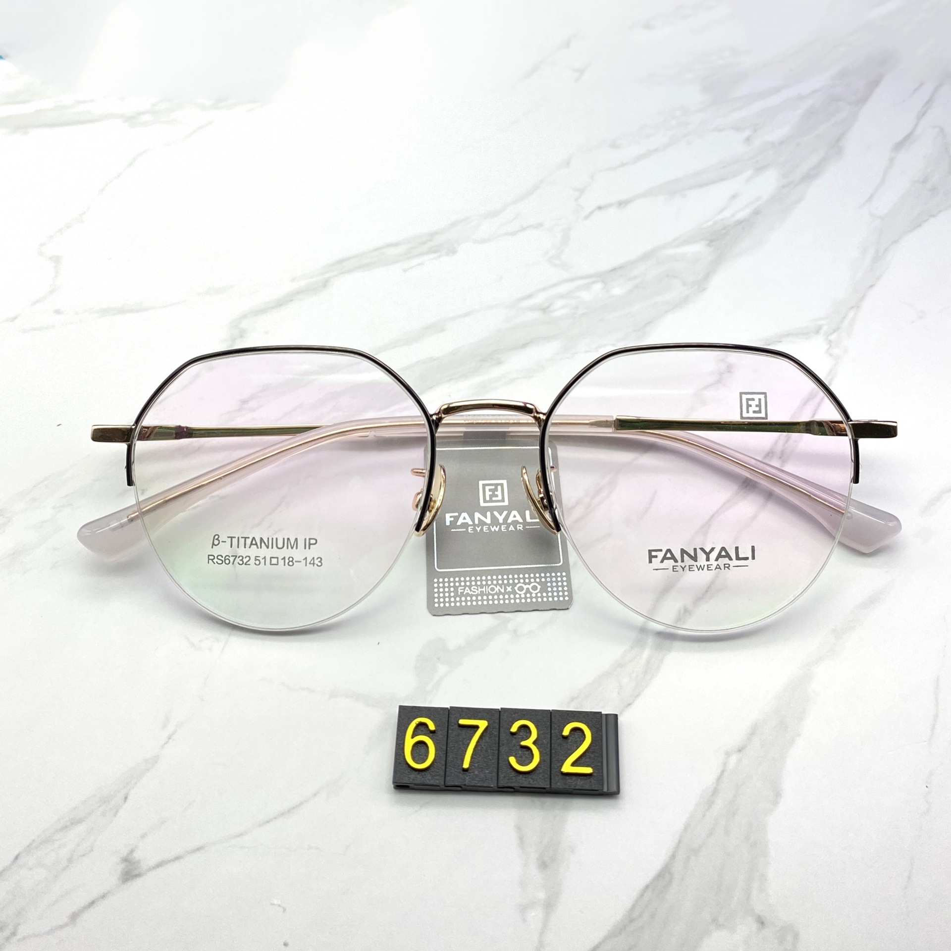 Venta al por mayor RS6732 ultra-ligero moda retro semi-titanio marco puro titanio nariz almohadilla de dos colores IP chapado resistente al color