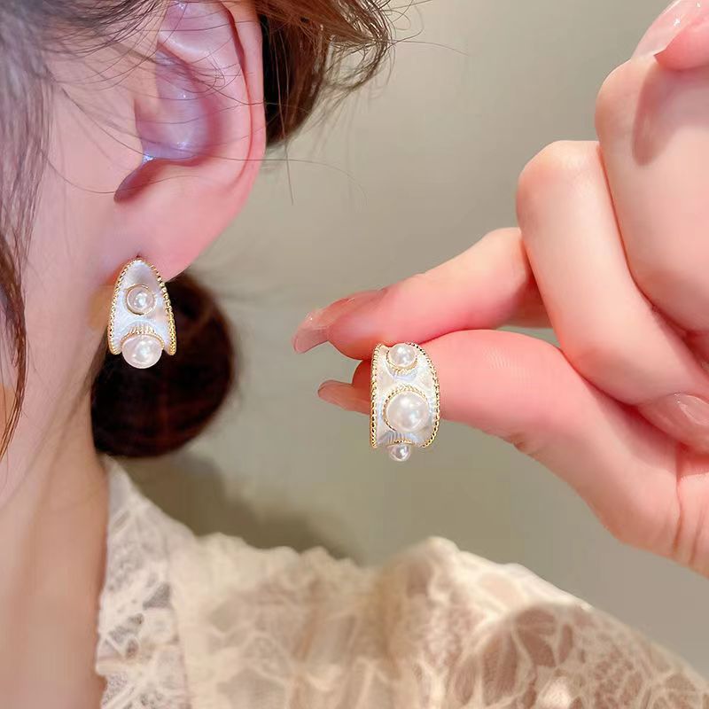 Fashionable retro elegant earrings from pearl