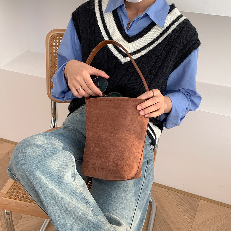 New bucket women, simple suede handbag, fashionable and versatile plush Arc de Triomphe armpit bag for women_voghion.com