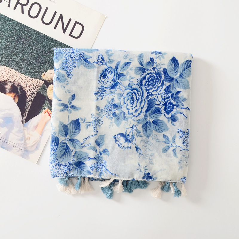 Primavera y verano nuevo estilo chino elegante artístico flor azul imprimir viajes protector solar chal de algodón y lino sensación bufanda para las mujeres
