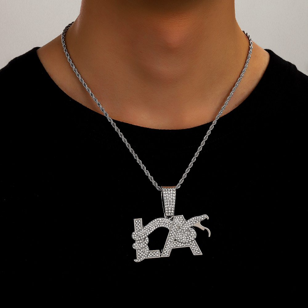 Nuevos productos transfronterizos calientes llenos de letras de diamante LA forma de serpiente personalidad collar logotipo de moda collar de joyas de cadena cubana