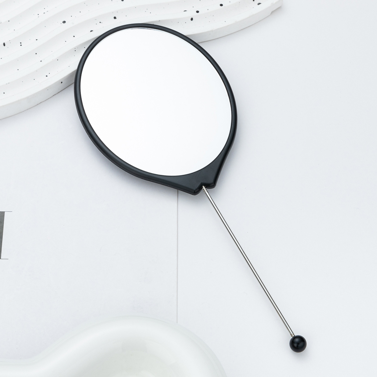 Nuevo espejo de maquillaje de mano ovalado de estilo ins de alto valor estudiante lindo espejo con mango con espejo pequeño al por mayor