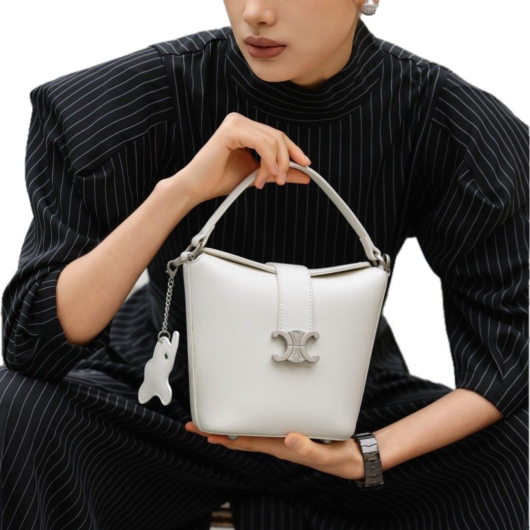 El nuevo bolso de mujer 2025 lleva el arco del triunfo portátil, el cubo de agua, el bolso de elefante, el colgante es lindo y exquisito.