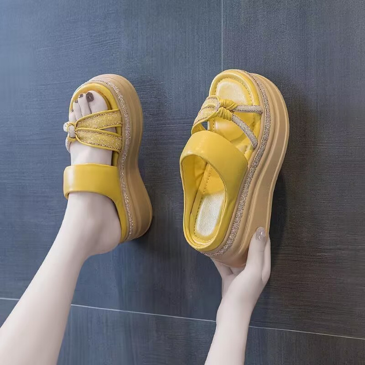 Zapatillas muffin gruesas para mujeres 2026 nuevas zapatillas de verano de moda casual sandallas de playa para aumentar la altura de las mujeres