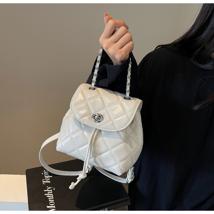 Mochila de cadena de diamantes de estilo occidental para mujer 2024 nueva mochila plateada de verano para estudiantes universitarios