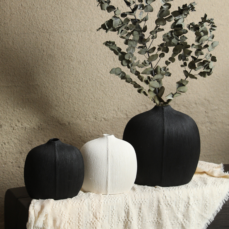 Florero de cerámica cepillado negro Wabiji moderno Adornos de flores de escritorio de alto valor de estilo ins arreglos florales de alto valor al por mayor