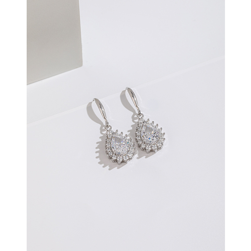 S925 plata esterlina Diamante de alto carbono diamante cuadrado aretes nicho femenino temperamento hielo flor Corte pendientes cuadrados exquisitos pendientes de alto grado