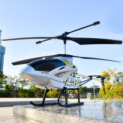 約1メートルの超大型合金リモコン飛行機がヘリコプターを持って子供のおもちゃの無人機を撮影して、転んで充電する少年