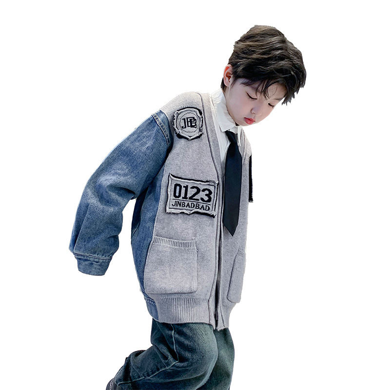 Ropa de otoño e invierno para niños Abrigo de punto de costura de mezclilla 2023 nuevos niños de primavera y otoño con volantes guapo cardigan suéter de niños grandes de moda