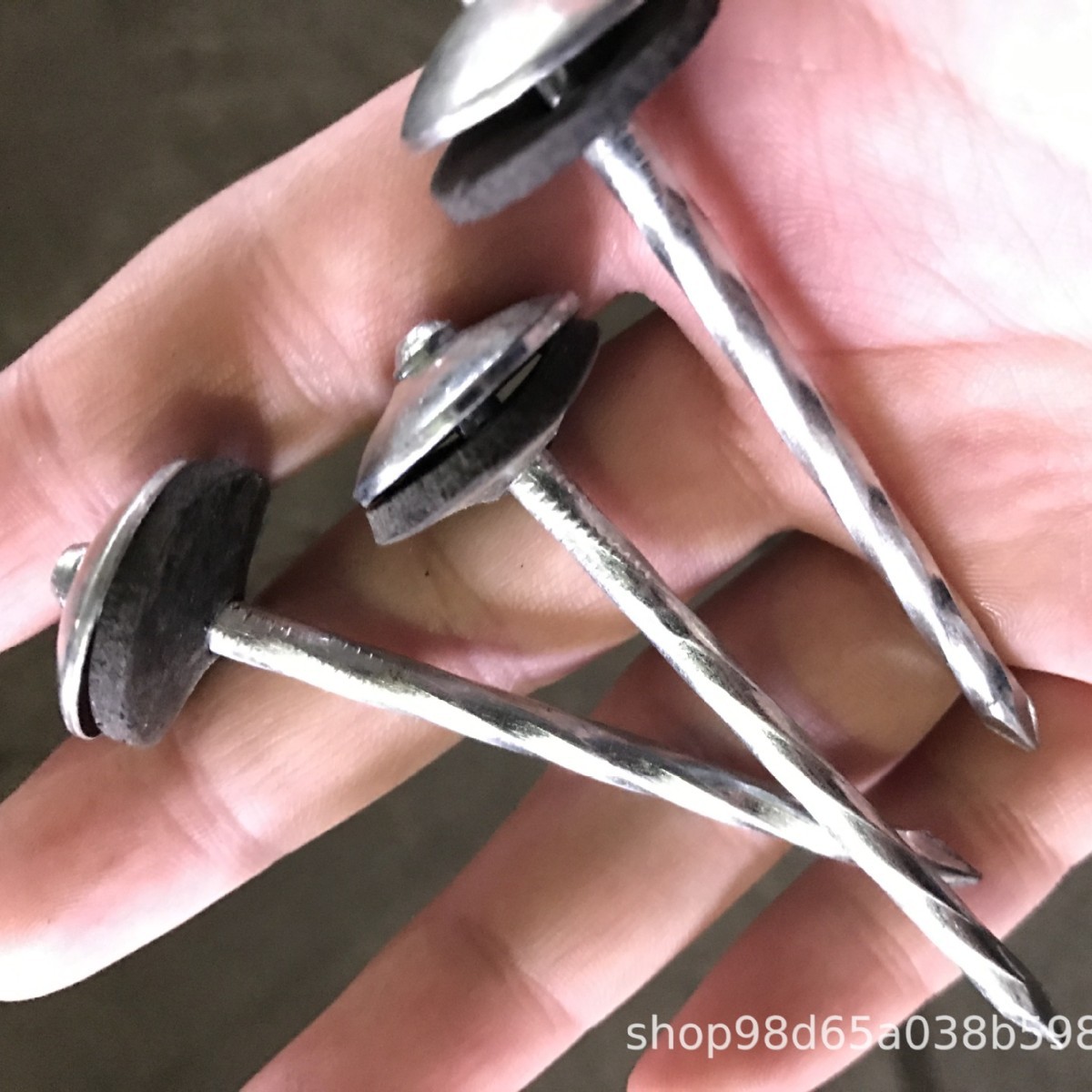 Clavos para sombreros grandes, clavos para tejas de amianto, clavos corrugados con juntas, clavos para cabezas, clavos para tejas de acero de color, clavos para techos de 2,5 pulgadas y 3 pulgadas al por mayor
