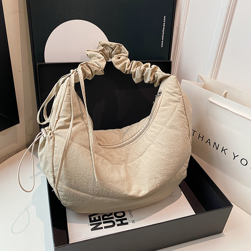 Bolso debajo de la axila para mujeres 2025 primavera nuevo diseño bolso plegado simple nicho bolso de hombro de mujeres