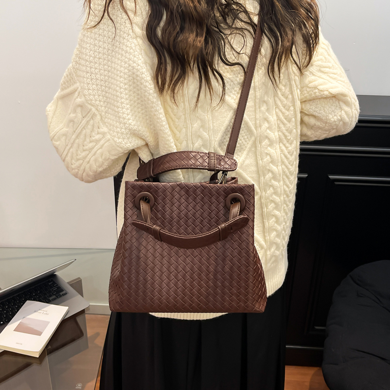 Bolso retro europeo y americano de nicho transfronterizo de mujer bolso de mano de tejido de alto nivel bolso de cubo de hombro de gran capacidad mochila