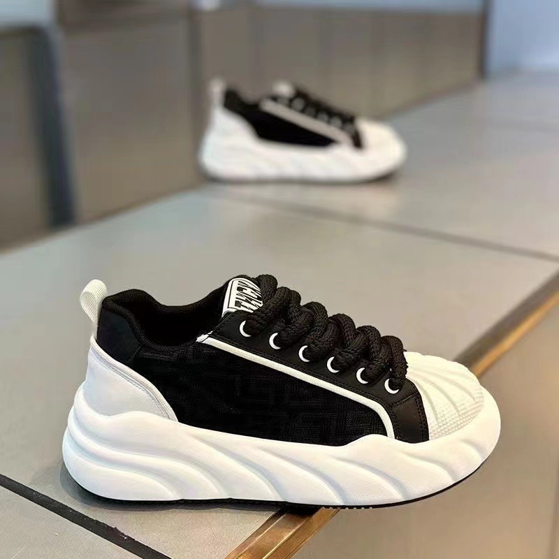 Zapatos de skate para hombres primavera 2026 nuevos zapatos deportivos transpirables juveniles tendencia de suela gruesa versátil zapatos blancos para hombres