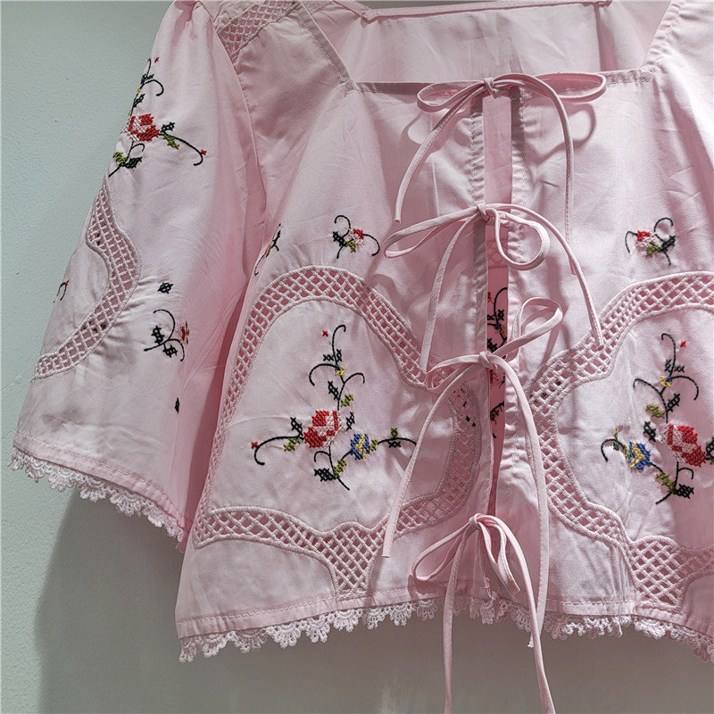 Chaqueta Bordada hueca de la industria pesada de verano 2026, blusa rosa, chica relajada, camisa corta de vacaciones de Flores rotas