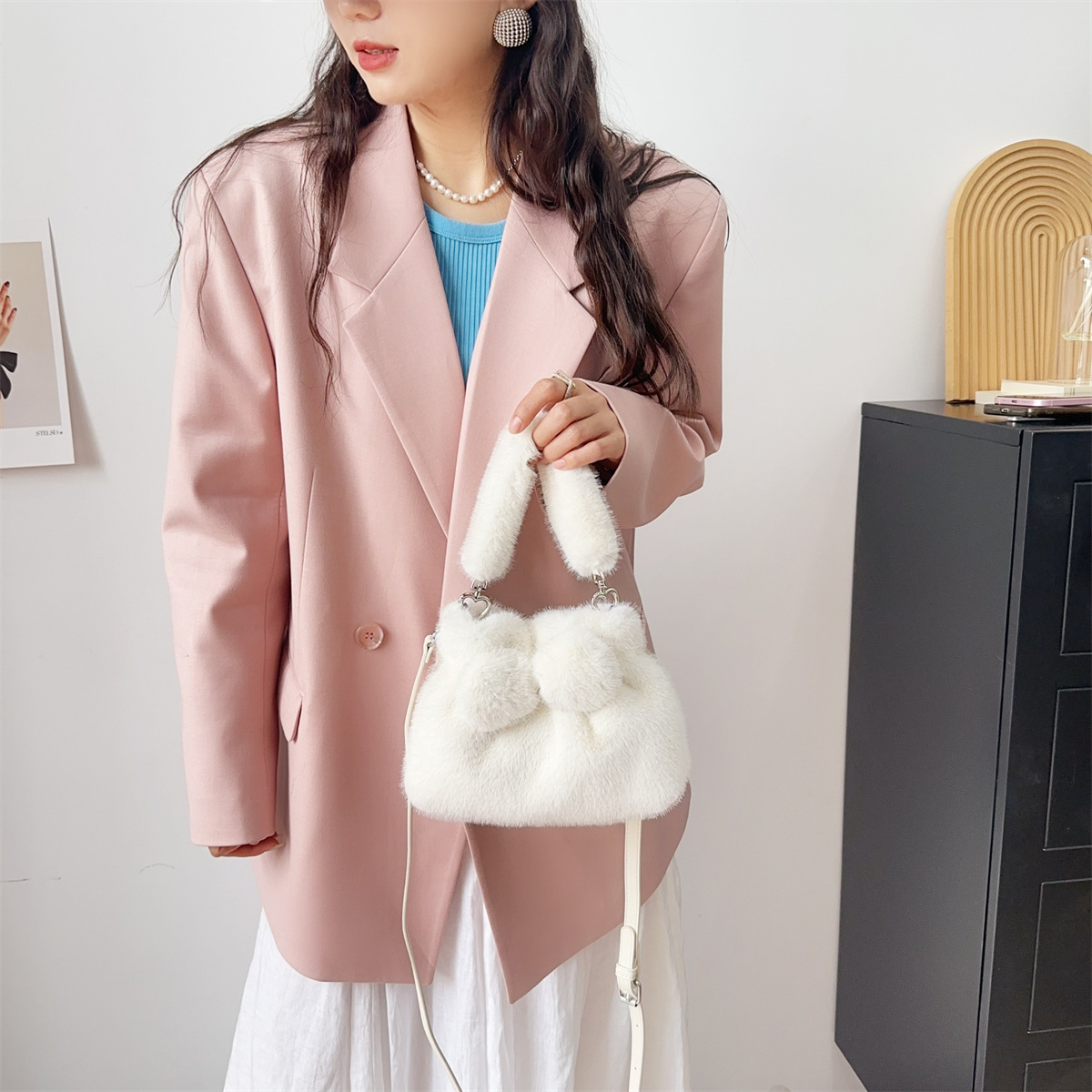Bolso de hombro, nuevo bolso de felpa para otoño e invierno de 2024, moderno y popular bolso cruzado de alta gama para dama versátil con lazo._voghion.com