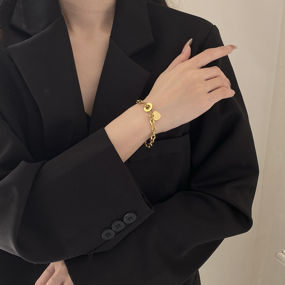 Nueva pulsera de acero de titanio estilo INS con diseño de nicho para mujer, pulsera con hebilla OT en forma de corazón, pulsera de acero inoxidable con forma de corazón, joyería de lujo ligero.