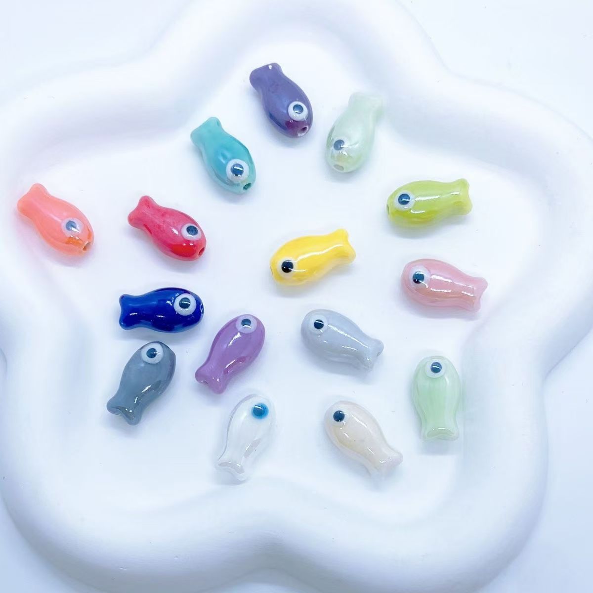 Cerámica de color simple perlada cara de pez cinco pétalos perlas de flores perlas sueltas diy accesorios de decoración de brazalete de cuentas hechas a mano