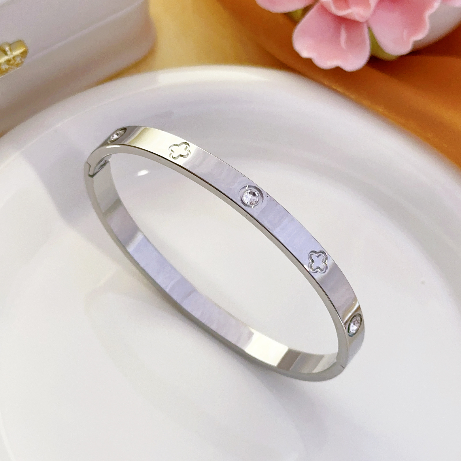 Pulsera mujer moda transfronteriza flor de cuatro hojas pulsera de flor de ciruelo acero inoxidable con incrustaciones de diamantes temperamento femenino moda titanio acero pulsera joyería