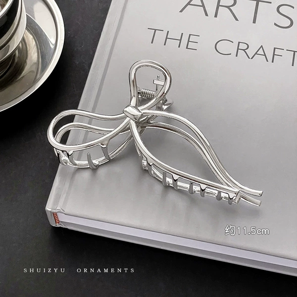 Silver crab pin with bow