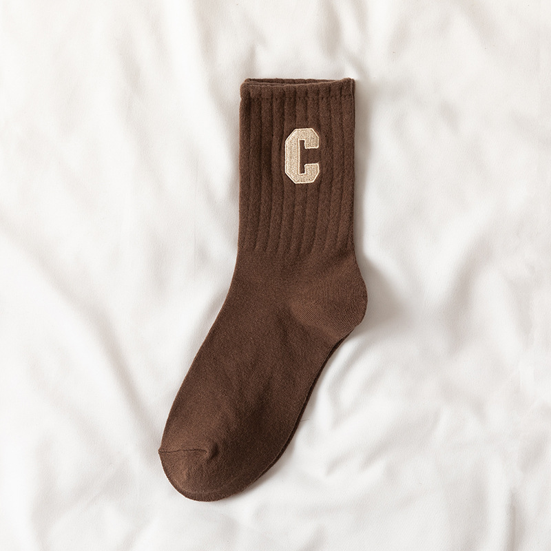 Bordado de letras grande C calcetines de algodón peinado a media pierna de las mujeres Otoño e Invierno de moda a rayas largas calcetines de mujer de color sólido algodón al por mayor
