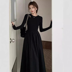 赫本風の透かし彫りの長袖のワンピースの女性の春秋の新型のデザイン感の小さい大衆の気質の修身はやせている長いスカートを現します。