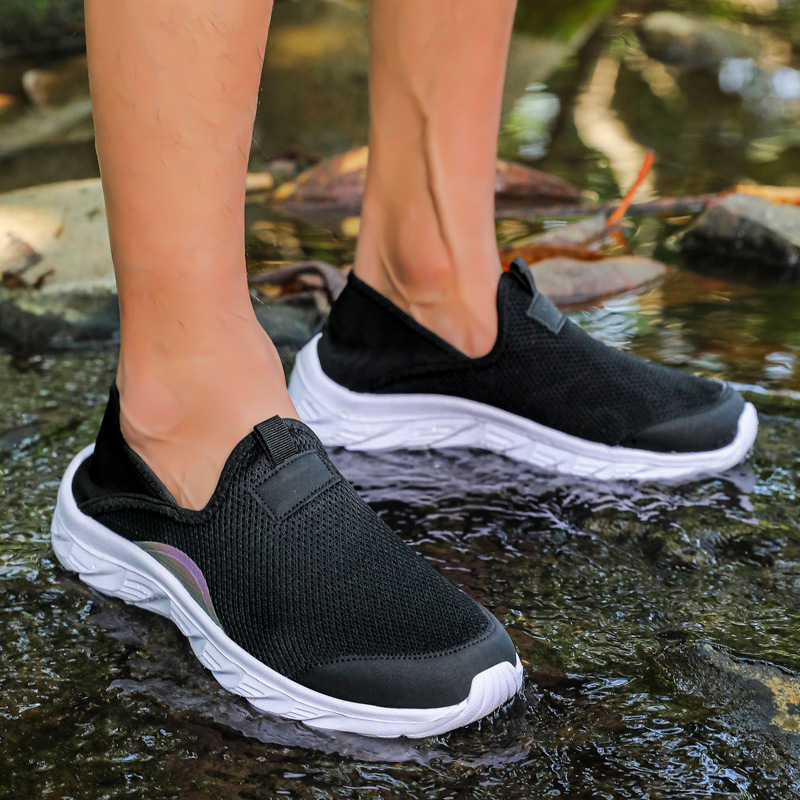 Nuevos zapatos de deporte casuales de tejido volador para hombres con suela suave de malla transpirable zapatos de carrera comercio exterior al por mayor transfronterizo