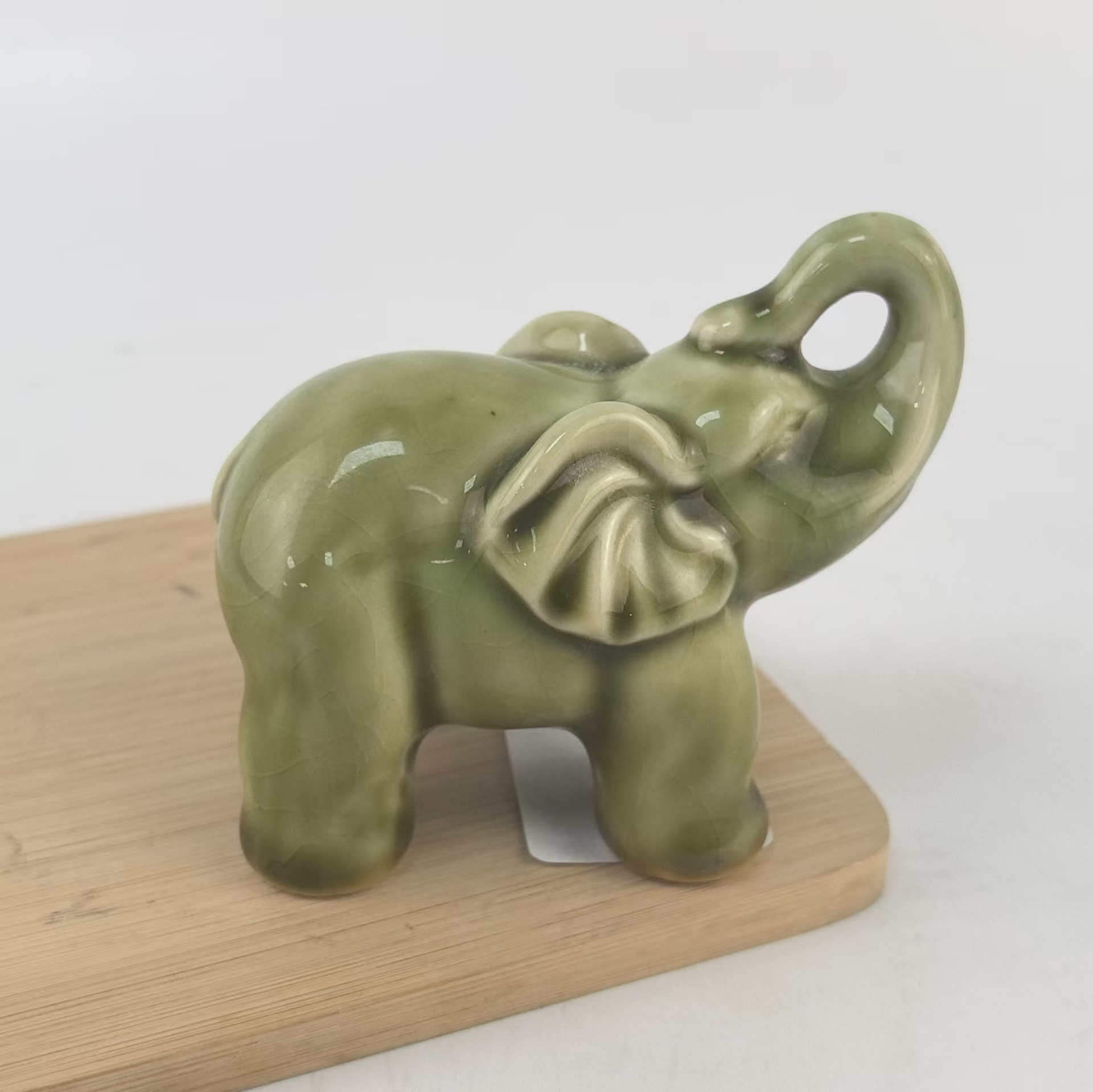 Mini elefante de cerámica, adornos de nicho de escritorio, elefantes seguros y deseables, exquisitos adornos de mesa de café para mascotas de té de escritorio