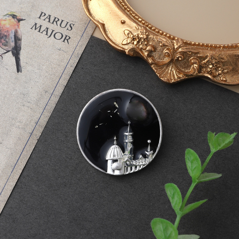 New fashion retro Baroque brooch female enamel plant animal pin accessories in stock wholesale one-piece delivery