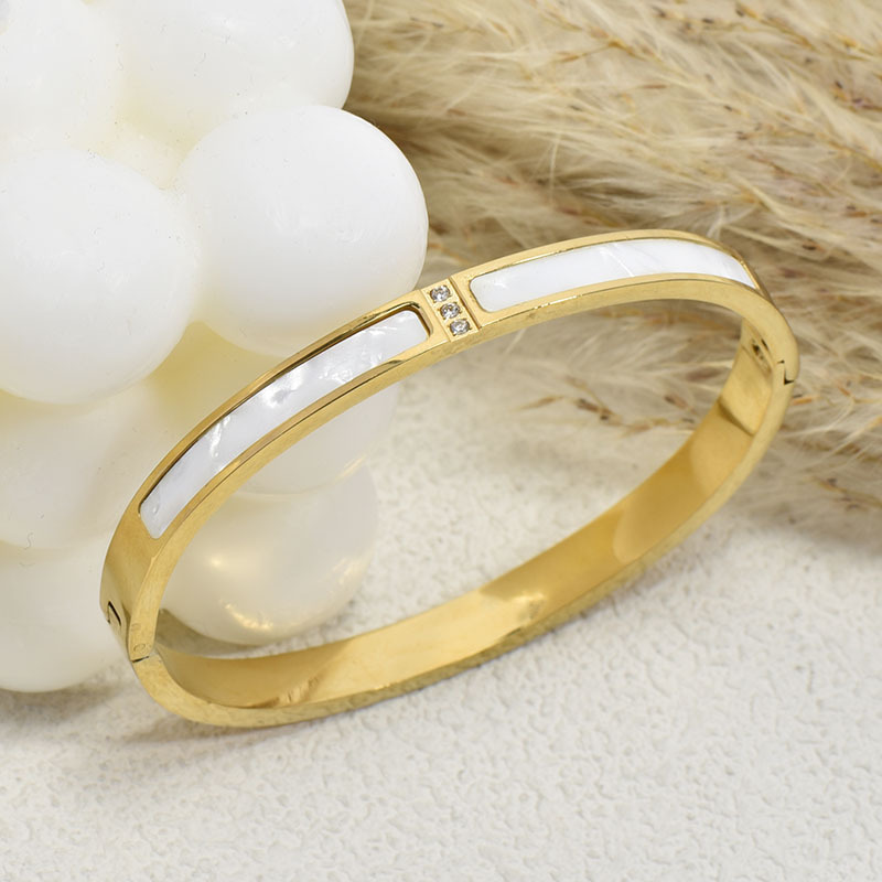 Pulsera de hebilla madre de concha de tres diamantes de acero de titanio transfronterizo moda femenina 18k oro real galvanoplastia de acero inoxidable pulsera explosiva