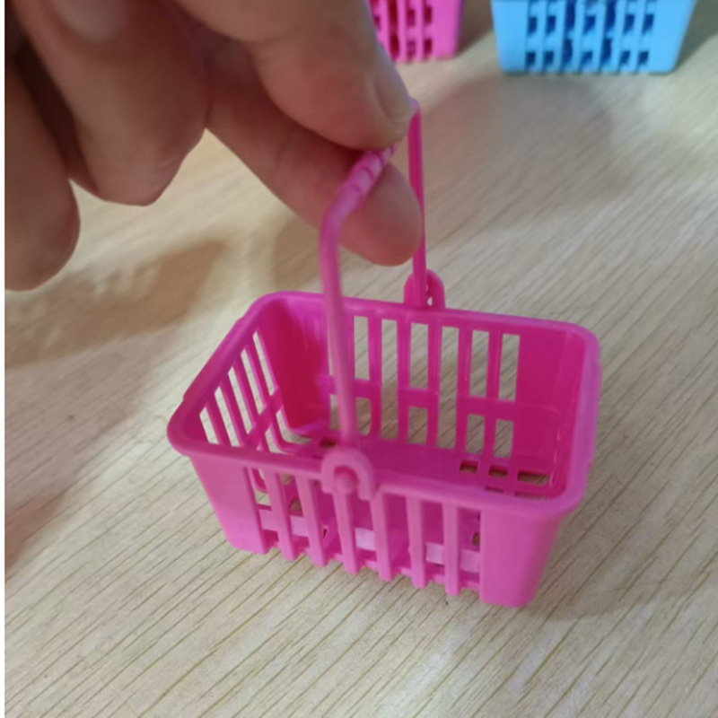 ミニ玩具収納バスケットの女の子は、家の子供の家の部品を使ってバスケットを撮影します。|undefined