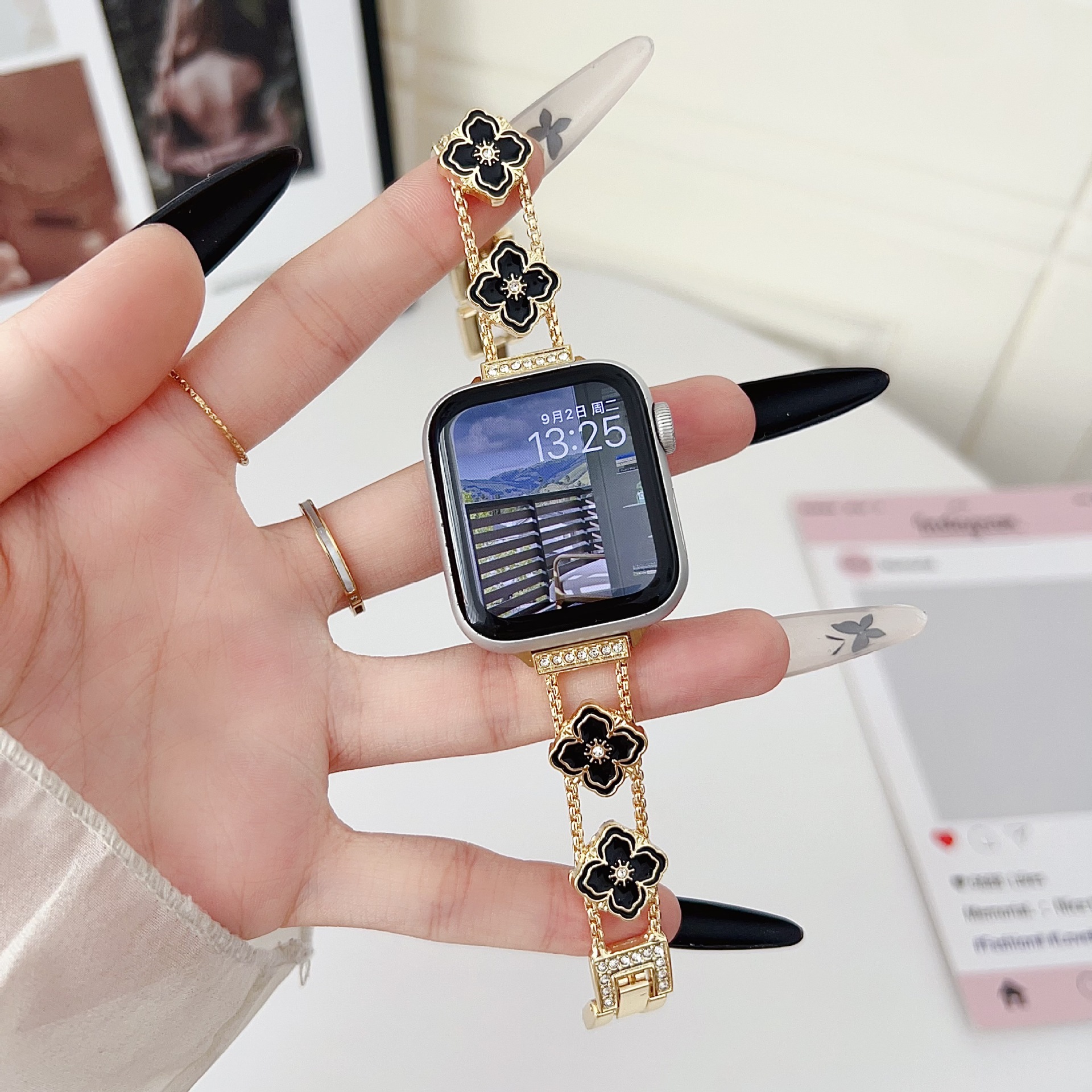 Suitable for Apple iWatch Watch Strap Metal Mother-Of-Pearl Four-Leaf Clover Four Petals Applewatch Women's Watch Strap