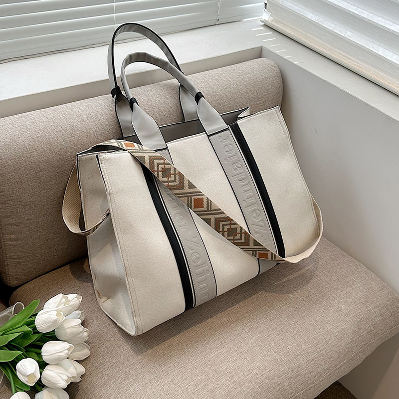 Bolso tote de lona de nuevo estilo con bloques de color, de gran capacidad para mujer, bolso cruzado de moda transfronteriza con sensación de alta gama para el trabajo y el transporte diario.