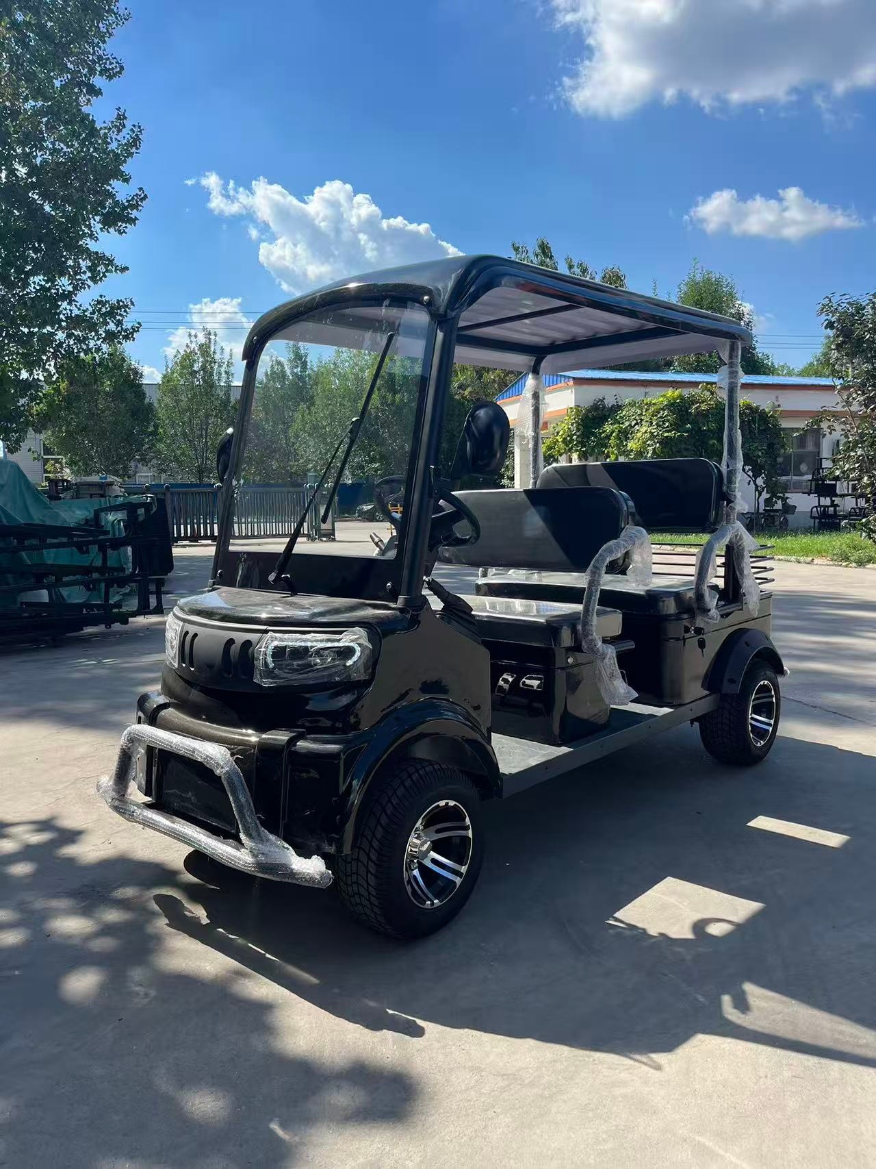 Electric four-wheeled vehicle for scenic sightseeing tours, customer pick-up and transportation, passenger-carrying electric vehicle with canopy, black