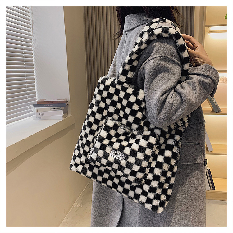 Sac Fourre-tout En Peluche De Grande Capacité En Damier Noir Et Blanc Automne Et Hiver Nouveau Sac À Bandoulière En Peluche Simple display picture 9