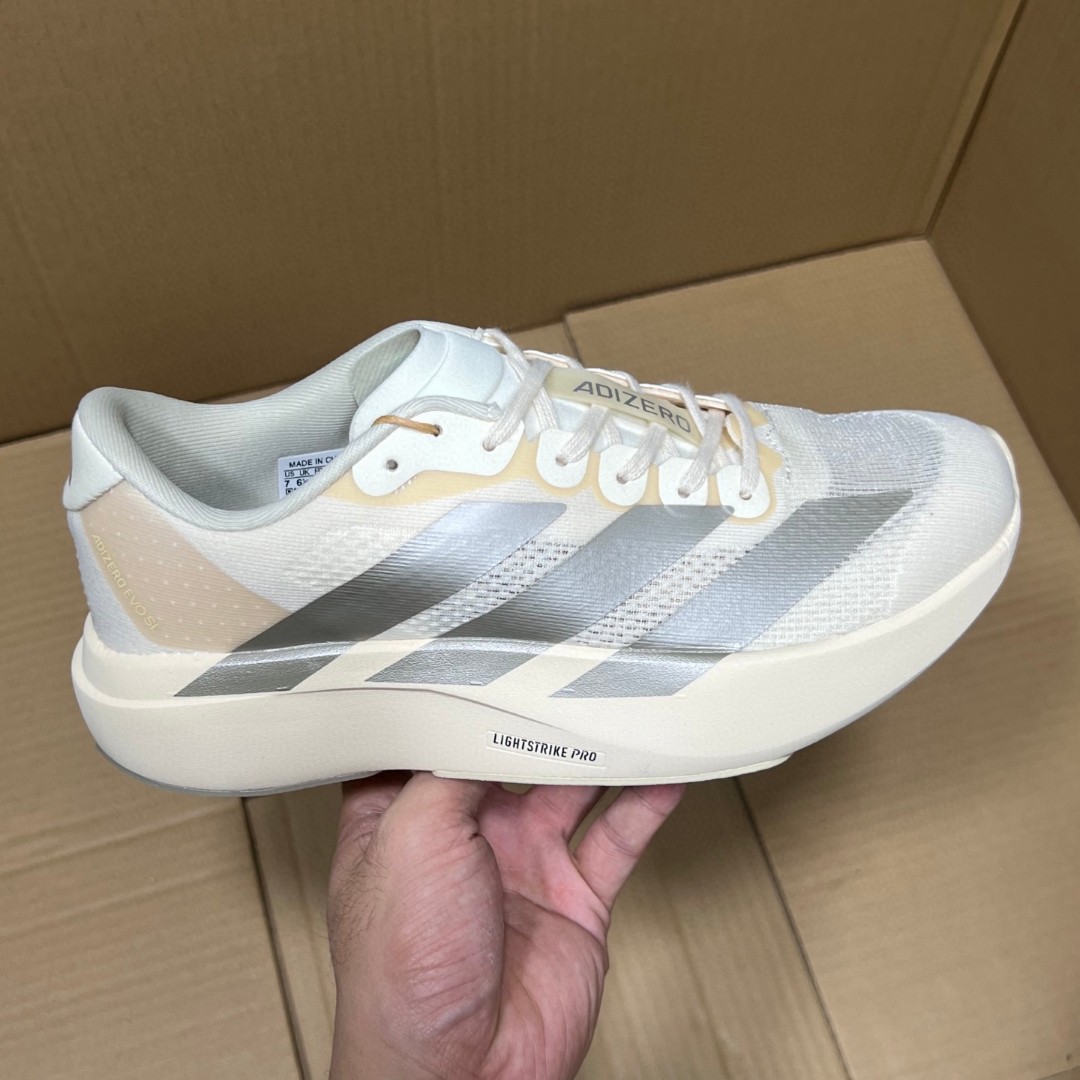 Casual breathable lightweight low running sneakers for men and women