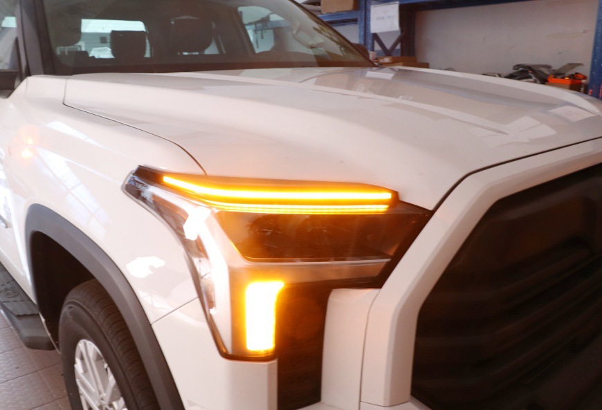 Suitable for 22-23 Toyota Sequoia Tundra Headlight Eyebrow Modification Led Sequential Turn Signal Lights, Dedicated Daytime Running Lights