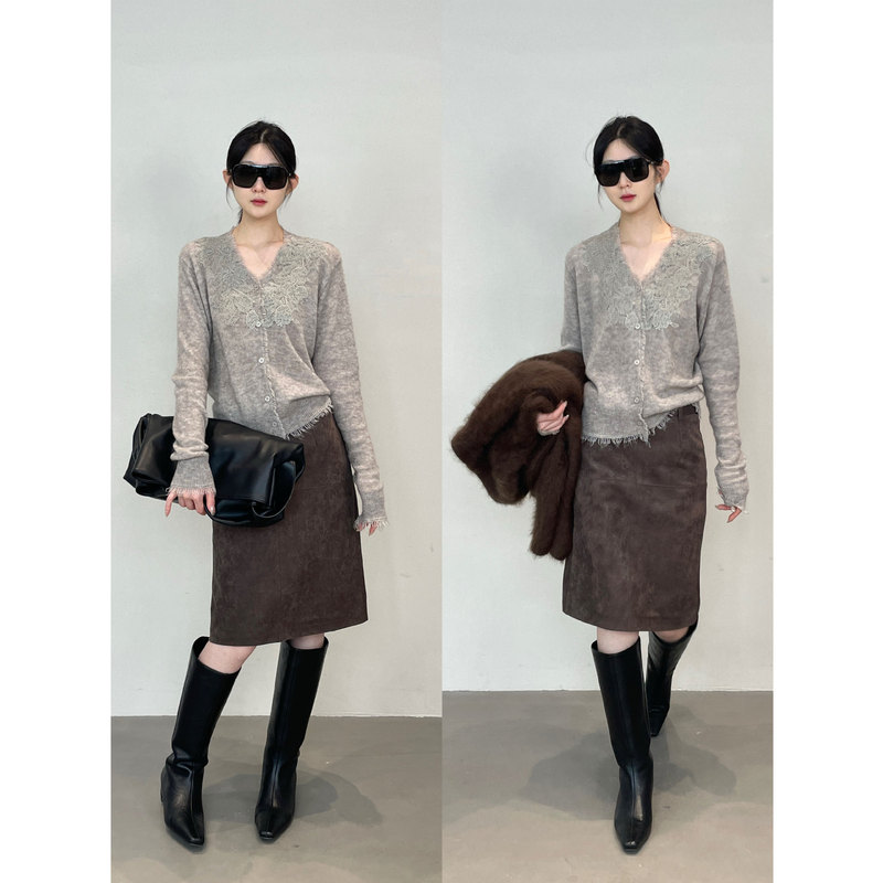 Nanyu Mulberry Silk Cashmere Wool Lace V-Neck Knitted Short Cardigan, a sophisticated and elegant knitted sweater and short outerwear Nanyu Mulberry Silk Cashmere Wool Lace V-Neck Knitted Short Cardigan, a sophisticated and elegant knitted sweater and short outerwear