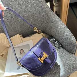 马鞍包包女2025新款春夏百搭单肩斜挎包小众复古今年流行腋下女包