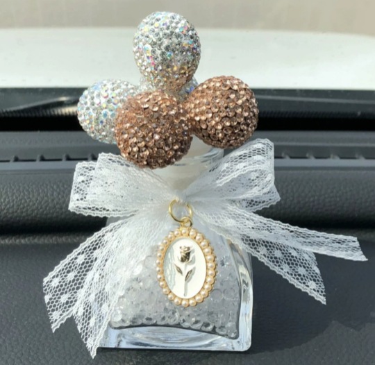 Adornos de coche de un solo traje Adornos de un solo traje Adornos de Buda con cojín Bola de diamante en polvo blanco Bola de cisne Cerámica decorativa