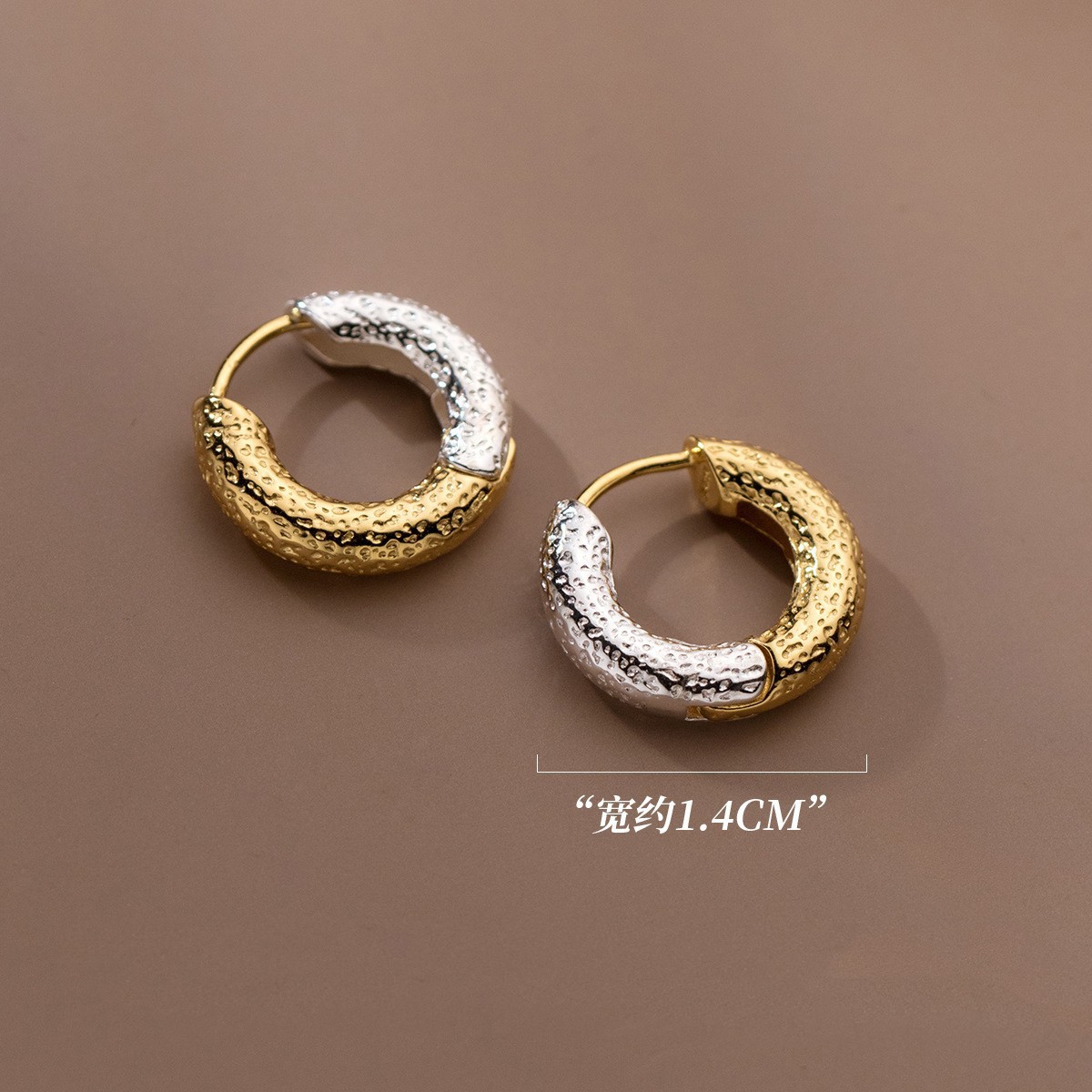 Moda europea y americana de dos colores pendientes de plata cóncavo-convexa textura hebilla de oreja ins oro y plata contraste color diseño temperamento oreja joyería