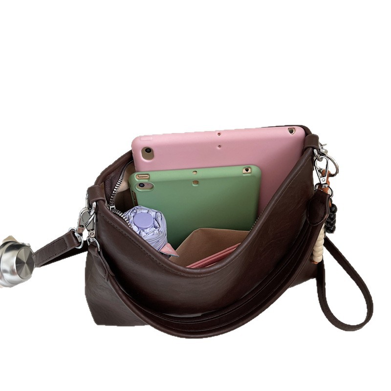 Bolsa de hombro con brazalete coreana de alto valor en otoño y invierno 2025 nuevo estilo retro simple bolso de mochila casual bolso de mano
