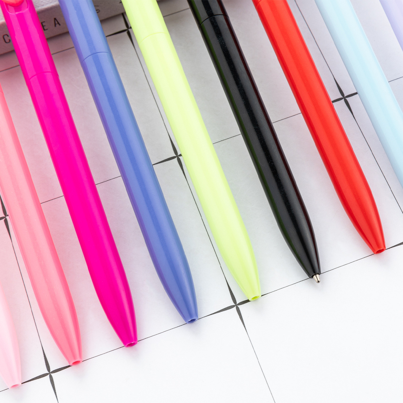 Nuevo bolígrafo de amor giratorio multicolor, papelería de oficina, bolígrafo de plástico para estudiantes, bolígrafo de promoción de regalos publicitarios