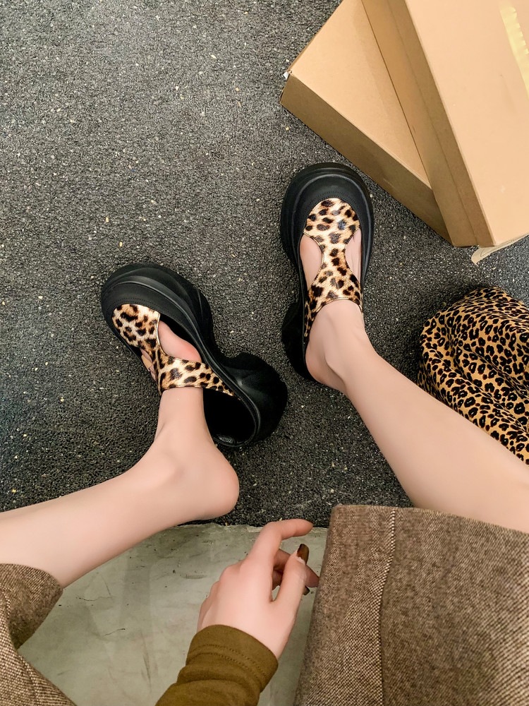 Dép sandal nữ da thật họa tiết da báo đế xuồng cao gót 9 cm — Trang chủ, màu đen, bạc chi tiết 10