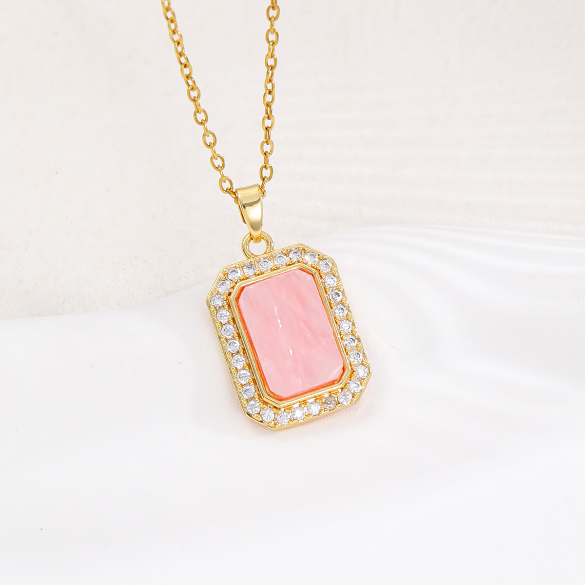 Collar de circón de cobre con incrustaciones de moda de lujo simple europeo y americano, diseño de nicho femenino, collar cuadrado, cadena de clavícula retro personalizada